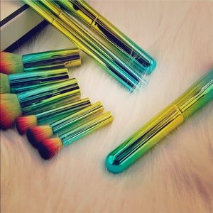 Travel makeup brushes